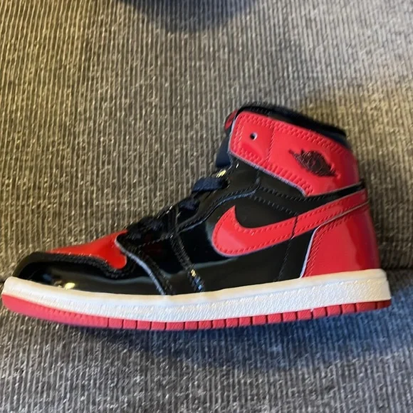 Nike Jordan1 Retro High OG black/ varsity red / white sneakers 10C pre owned